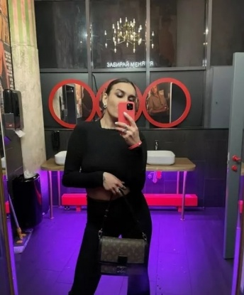 Мои услуги включают классический секс, оральные ласки, а также различные эксперименты в постели. Я мастерски обращаюсь с телом, каждое прикосновение принесет тебе невероятное наслаждение. Обожаю удовлетворять мужчин, мне нравится видеть в глазах моих партнеров блаженство и желание. У меня много положительных отзывов от моих клиентов, они подчеркивают мою неподдельную страсть и профессионализм. Зацени мои фото, они воплощение моей женственности и сексуальности. Живу и принимаю в Москве. Так что не упусти возможность испытать нежность и страсть со мной.💋🔥 Евгения